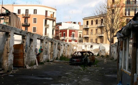 Le fatiscenti stalle di via Oberdan: cosa è rimasto dopo lo sgombero del campo rom